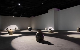 Triển lãm sắp đặt đương đại “Loong Koong” - Âm thanh của những mảng gốm
