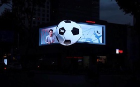 Billboard 3D tại Sài Gòn gây sốt dịp Giáng sinh vì "phát quà" cho người đi đường