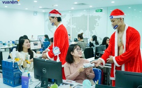 Dàn "anh già Noel" 6 múi đột nhập văn phòng tặng quà khiến chị em "sung sướng"