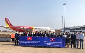 Vietjet vận chuyển miễn phí nửa triệu liều vắc xin Covid-19 Việt Nam tặng Lào