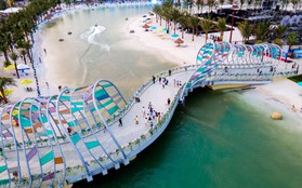 Tổ hợp công viên biển tạo sóng nhân tạo Royal Wave Park khiến nhiều người choáng ngợp trong ngày đầu khai trương