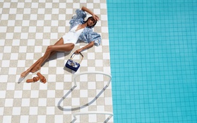 Làm mới phong cách ngày hè với họa tiết mang cảm hứng Địa Trung Hải trong BST LV By The Pool