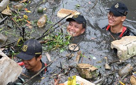 Nhóm bạn trẻ ngâm mình dọn rác ở TP.HCM: ''Mong phòng bệnh để nhóm đi được đường dài''