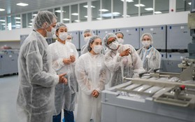 Hoa hậu Đoàn Thiên Ân khám phá quy trình sản xuất nghiêm ngặt bên trong nhà máy collagen số 1 tại Đức