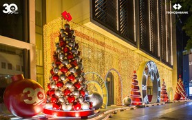 Techcombank làm sáng không gian với trang trí Giáng sinh ấn tượng tại hai tòa nhà