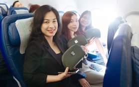Khách nữ bất ngờ nhận quà từ Bamboo Airways trên chuyến bay tri ân phái đẹp