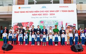 Hàng triệu mũ bảo hiểm được tặng cho học sinh - món quà đầu đời trên hành trình tham gia giao thông của các em nhỏ