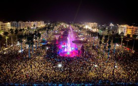 Hàng trăm ngàn người háo hức ngắm pháo hoa, vui chơi tại quảng trường biển Sầm Sơn
