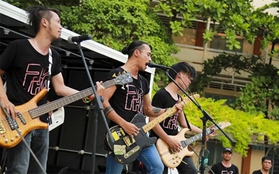 Phạm Anh Khoa biểu diễn đầy “máu lửa” trong tour rock cho sinh viên