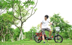 Cậu ấm nhà Mỹ Linh tạo dáng cực chất bên xe đạp điện