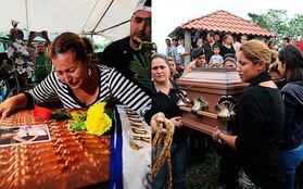 Xót xa cảnh người mẹ khóc nghẹn trong tang lễ chị em Hoa hậu bị sát hại