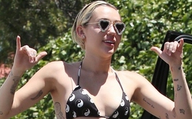 Miley Cyrus tung tăng khoe vùng cánh mất vệ sinh trên đường