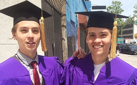 Cặp sao "Zack và Cody" khoe ảnh tốt nghiệp trường đại học danh giá