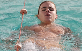 Justin Bieber đi bơi giữa trời đông sau khi tiết lộ còn nhớ Selena