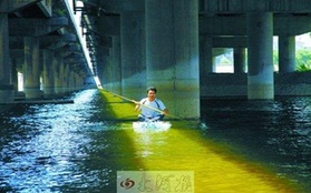 Du sông Lạc Hà bằng chiếc bè làm từ... vỏ chai