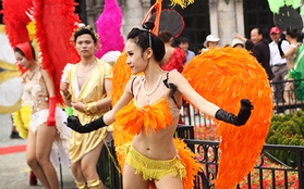 Những vũ công nóng bỏng thu hút khách đến tham quan "Disneyland của Việt Nam"