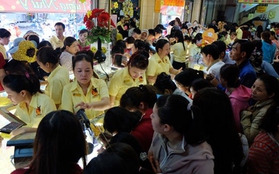 Hàng trăm người Sài Gòn ngộp thở chen chúc tại các tiệm vàng trong ngày Thần Tài