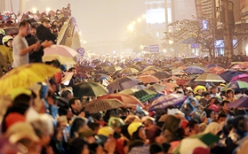 Hàng nghìn người đội mưa ngồi kín lòng đường dự lễ cầu an ở chùa Phúc Khánh
