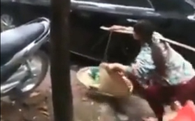 Clip người bán hàng rong núp sau xe hơi để tránh bị "hốt" trên phố Hà Nội