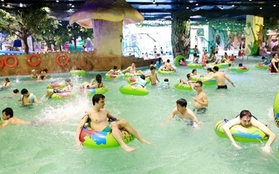 Bể bơi ở Hà Nội hoạt động "hết công suất" vì khách đổ xô đến giải nhiệt
