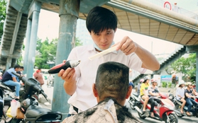 Chàng trai cắt tóc miễn phí cho người nghèo trước bệnh viện Ung Bướu ở Sài Gòn