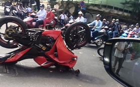 Mô tô chạy tốc độ cao gây tai nạn ở Sài Gòn