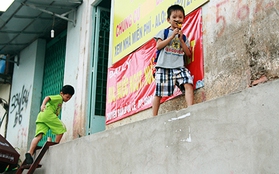 Chuyện lạ ở con đường mới mở tại Sài Gòn: Bắc thang để leo vào nhà