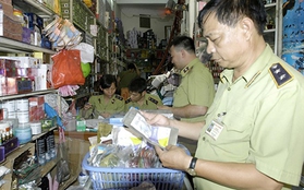 Thu giữ hàng trăm ngàn đồ mỹ phẩm giả tại cửa hàng Xuân Thủy