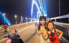  Oi nóng hầm hập, người Hà Nội thích thú lên cầu Nhật Tân hóng mát