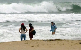 Sự thật về bức ảnh "giới trẻ Đà Nẵng chụp ảnh sóng dữ trước bão"