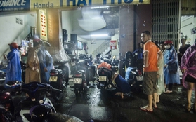 Đường ngập do bão, xe chết máy hàng loạt trên các tuyến phố Đà Nẵng