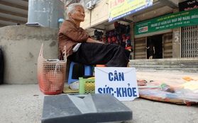 Bà lão 84 tuổi sống cô độc trong ngôi nhà trọ “ổ chuột” ở Hà Nội