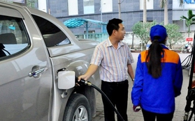 Hà Nội: Lần đầu tiên, người dân được tự bơm khi mua xăng 