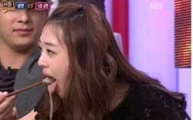 Netizen soi thói quen lè lưỡi khi ăn của Sulli - f(x)