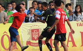 Thành viên đội bóng của Văn Quyết, Thành Lương đuổi đánh trọng tài ngay trên sân