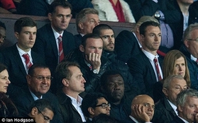 Victor Valdes "sát cánh" bên Rooney trên khán đài sân Old Trafford