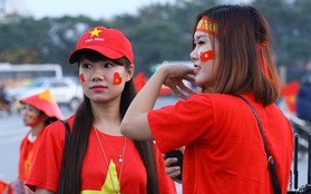 Bóng hồng xinh đẹp nô nức đi xem tuyển Việt Nam thi đấu