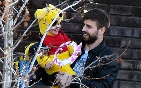 Milan mặc áo gấu Pooh vui đùa với bố Gerard Pique