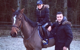 Van Bakel dạy DJ Myno cưỡi ngựa trong chuyến về thăm Hà Lan