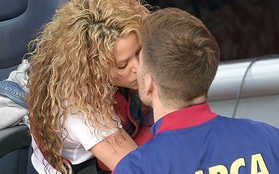 Shakira hôn Pique đắm đuối trước trận đấu của Barcelona