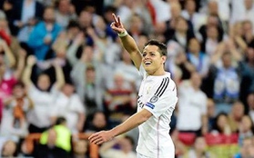 Ghi bàn, Chicharito ăn mừng với bạn gái trên khán đài