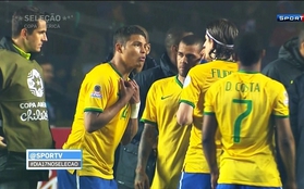 Cầu thủ Brazil đồng loạt mắng mỏ Thiago Silva ngay trên sân