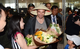 Del Piero đội nón lá, nhận hoa từ người hâm mộ Việt Nam