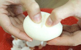 Đói quá không biết ăn gì thì dùng ngay cách cực đơn giản và tiện lợi này để luộc trứng bạn nhé