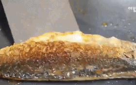 Muốn rán cá giòn và không tróc da thì phải biết mẹo nhỏ xíu này