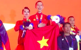 Xúc động khoảnh khắc vợ chồng VĐV đoạt huy chương vàng môn khiêu vũ thể thao tự hào hát vang Quốc ca Việt Nam trên đất Philippines