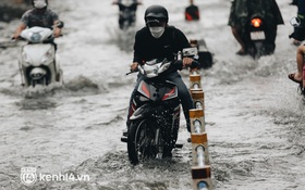Ảnh: Hàng loạt tuyến đường Sài Gòn ngập nặng sau cơn mưa 30 phút, người dân bì bõm đẩy xe về nhà
