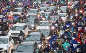 Ảnh: Bầu trời tối sầm kèm mưa giông bất ngờ trút xuống, người dân Hà Nội chật vật nhích từng chút một thoát cảnh ùn tắc