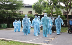 Ảnh: Lực lượng y tế khoanh vùng, lấy mẫu xét nghiệm cho cư dân chung cư ở TP Thủ Đức liên quan ca nghi mắc Covid-19