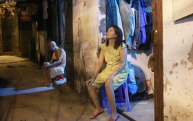 Nóng bủa vây cả đêm ở xóm chạy thận Hà Nội: "Cả căn phòng cứ như cái lò nung, mỗi ngày chỉ ngủ được 2-3 tiếng"